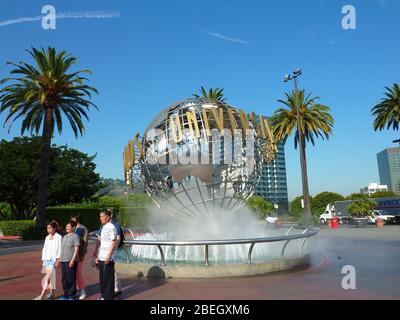 Los Angeles, 21. AUG 2009 - Hollywood, Leute um den Brunnen der Eingang der Universal Studios Stockfoto