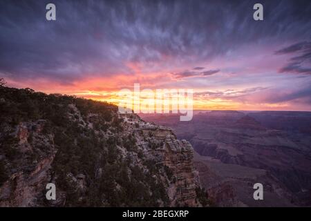 Wunderschöner Sonnenuntergang über dem Grand Canyon am mather Point Stockfoto