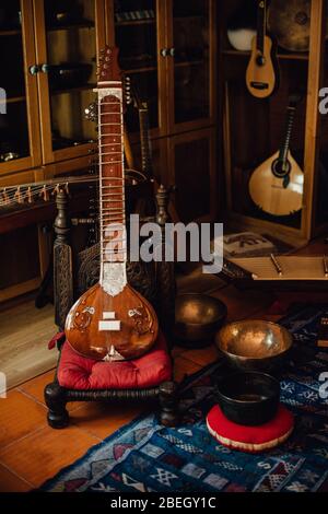 Traditionelle Musikinstrumente, Sitar, Cimbalom, Klangschalen Stockfoto