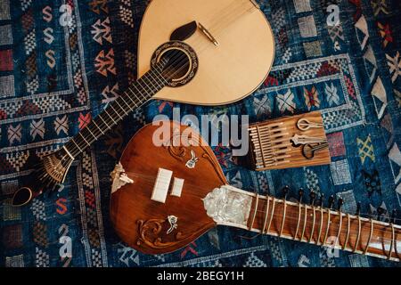 Traditionelle Musikinstrumente: Sitar, portugiesische Gitarre, Kalimba Stockfoto