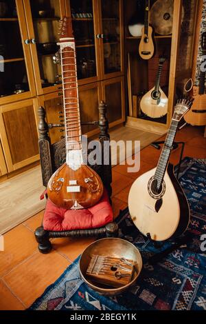 Instrumente in einem Musikgeschäft: Sitar, portugiesische Gitarre, Kalimba Stockfoto