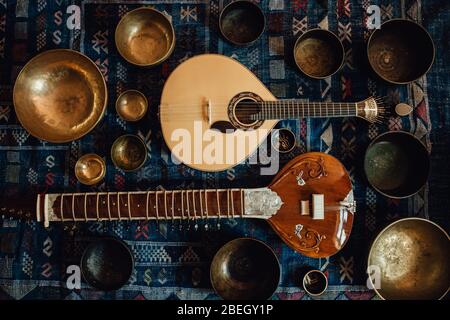 Traditionelle Instrumente: Sitar und portugiesische Gitarre und Klangschalen Stockfoto