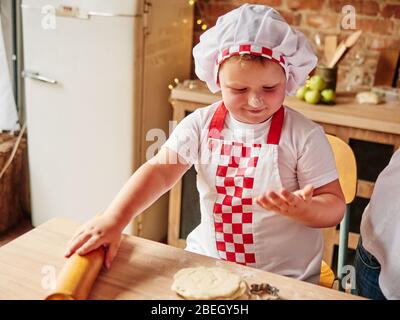 Der kleine Junge kocht in einer heimischen Küche. Glückliche Familie, glückliche Kinder Konzept Stockfoto