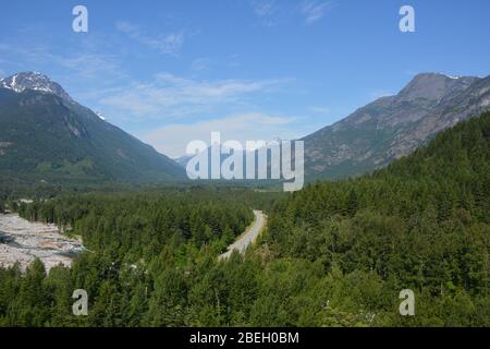 Blick auf die Straße in Bella Coola beim Wandern auf dem Burnt Bridge Loop Trail, Bella Coola Valley, British Columbia, Kanada Stockfoto