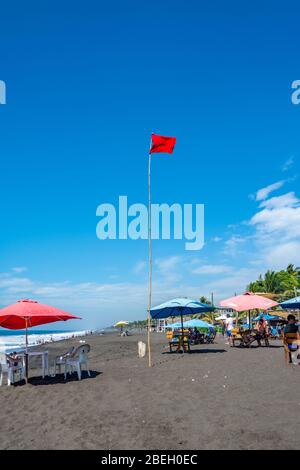 Gefährliche rote Flagge bei der Reifezeit am Monterrico Beach, Guatemala Stockfoto