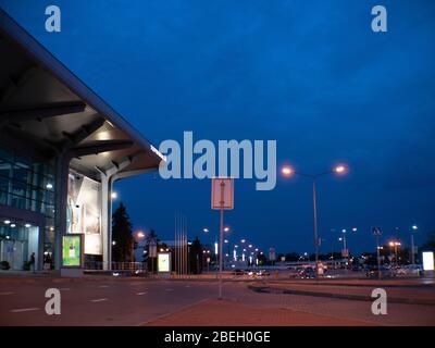 CHARKOW, UKRAINE - MÄRZ 2020, geschlossen leeren Flughafen für Quarantäne zum Schutz und stoppen COVID-19 Pandemie. Stockfoto
