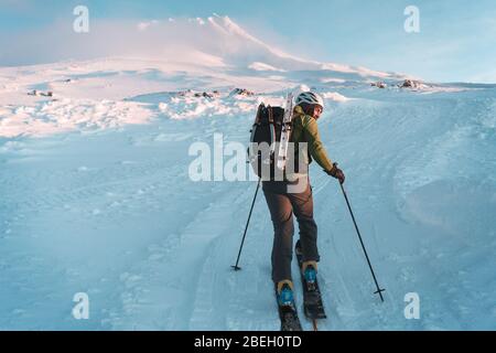 Mann häuten sich in Richtung Mt Hood bei Sonnenaufgang im Winter Stockfoto