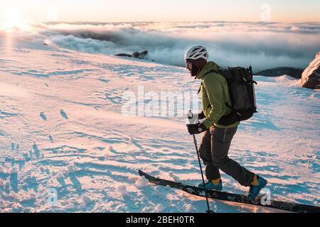 Snowboarder Touren im Backcountry bei Sonnenaufgang auf Mount Hood Stockfoto