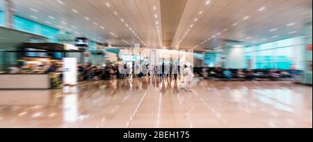 flughafeninnenraum mit Bewegungsunschärfe und Bewegungseffekt Stockfoto