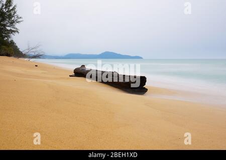 Es gibt einen abgelegenen Strand im Norden der Insel Phuket, die Aussicht ist erstaunlich. Weite offene unbewohnte Ort, so dass selten Menschen, um sie zu besuchen Stockfoto