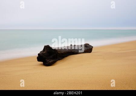 Es gibt einen abgelegenen Strand im Norden der Insel Phuket, die Aussicht ist erstaunlich. Weite offene unbewohnte Ort, so dass selten Menschen, um sie zu besuchen Stockfoto