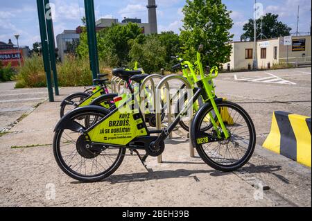 PRAG - 20. JULI 2019: Eine Reihe von Elektrofahrrädern in Prag zu mieten Stockfoto