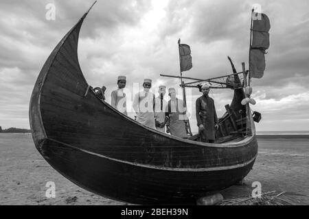 Männer auf einem mondförmigen Fischerboot, Bucht von Bengalen, südlich von Cox's Bazar Stockfoto