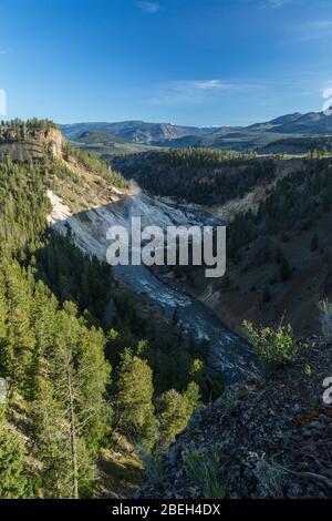 Calcit Springs und der Yellowstone River in der Nähe des Tower Stockfoto