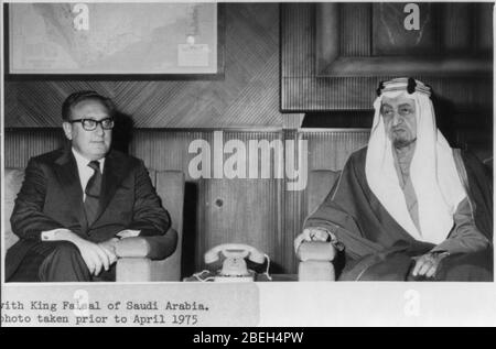 Henry Kissinger und König Faisal von Saudi-Arabien sitzt, die vor April 1975 Stockfoto