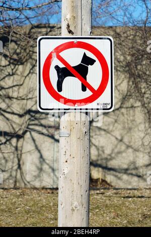 Schild 'Hunde nicht erlaubt', Provinz Quebec, Kanada. Stockfoto