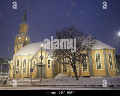 Seitenansicht der Kathedrale von Tromsø in Norwegen wahrscheinlich die nordöstlichste evangelische Kathedrale der Welt an einem verschneiten Abend im Februar Stockfoto