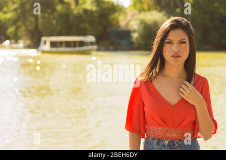 Model Frau schaut Kamera während Outdoor-Sitzung Stockfoto