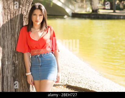 Model Frau schaut Kamera während Outdoor-Sitzung Stockfoto