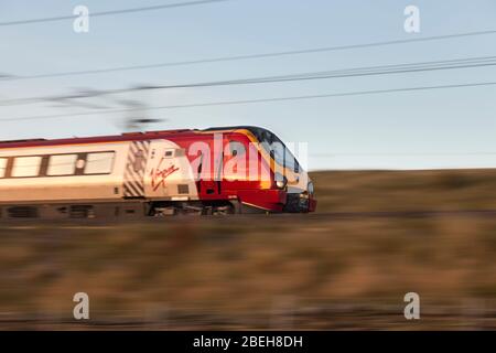 Virgin Trains Class 221 voyager Zug fuhr mit Bewegungsunschärfe entlang der Westküste in Cumbria Stockfoto