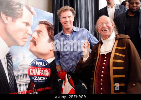 Will Ferrell und Zach Galifianakis fügen ihre Unterschriften zu einer Gedenkkopie der Verfassung zu Ehren ihres 225. Jahrestages als Teil einer landesweiten Tour hinzu, um ihren neuen Film die Kampagne im National Constitution Center in Philadelphia, Pa am 31. Juli 2012 zu promoten Quelle: Scott Weiner/MediaPunch *** HAUSABDECKUNG *** Stockfoto