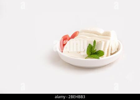 Halloumi Käse in weißer Schüssel Stockfoto