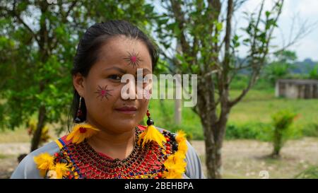 Cofan ethnische Frau in traditioneller Kleidung mit Halskette und Ohrringe mit Samen und Federn in der Cofan Dureno Gemeinschaft geschmückt Stockfoto