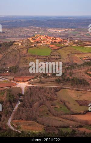 Landschaft des historischen Dorfes Castelo Rodrigo, in Portugal, von der Spitze der Serra da Marofa am Ende des Tages gesehen. Stockfoto