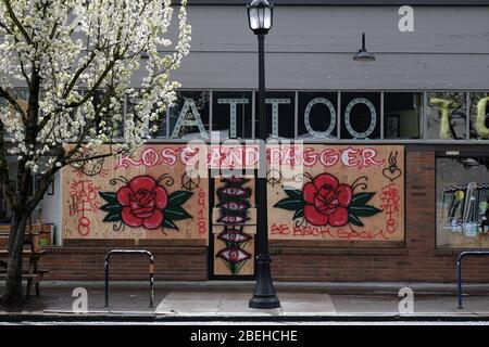 Portland, USA. April 2020. Ein vernagelten Road and Dagger Tattoo-Salon in Portland, Oregon, am 1. April 2020. (Foto: Alex Milan Tracy/Sipa USA) Quelle: SIPA USA/Alamy Live News Stockfoto