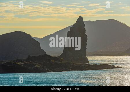 Silhouette des Pinnacle Rock bei Sonnenuntergang auf der Isla Bartolome, Galapagos Islands Nationalpark, Ecuador. Stockfoto