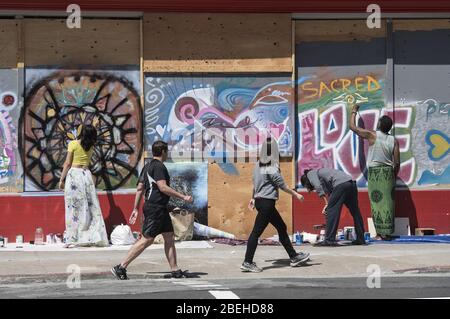 San Francisco, Usa. April 2020. Sperrholzplatten werden an der Haight Street in San Francisco am Montag, 13. April 2020 dekoriert. Coronavirus hat viele Geschäfte geschlossen, deren Besitzer gewählt haben, Türen und Fenster zu besteigen. Foto von Terry Schmitt/UPI Quelle: UPI/Alamy Live News Stockfoto