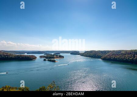 Blick auf den Dale Hollow Lake vom Eagle Point im Dale Hollow Lake State Resort Park in Kentucky Stockfoto