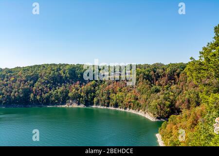 Blick auf Mary Ray Oaken Lodge vom Eagle Point im Dale Hollow Lake State Resort Park in Kentucky Stockfoto