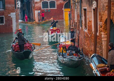 VENEDIG, VENETIEN / ITALIEN - DEZEMBER 26 2019: Venedig-Ansichten vor der COVID-19-Epidemie Stockfoto