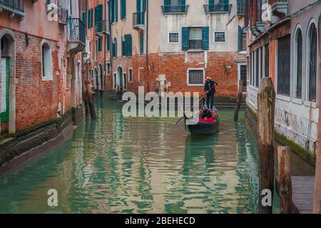 VENEDIG, VENETIEN / ITALIEN - DEZEMBER 26 2019: Blick auf die Straßen Venedigs vor der COVID-19-Epidemie Stockfoto