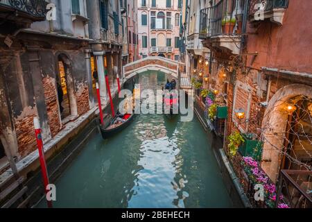 VENEDIG, VENETIEN / ITALIEN - DEZEMBER 26 2019: Blick auf die Straßen Venedigs vor der COVID-19-Epidemie Stockfoto