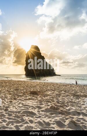 Schöner Sonnenuntergang am Strand Cacimba do Padre mit Blick auf den Dois Irmaos Hügel und türkisblaues Wasser, bei Fernando de Noronha, UNESCO-Weltkulturerbe Stockfoto