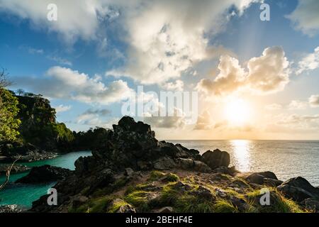 Schöner Sonnenuntergang am Strand von Cacimba do Padre, Fernando de Noronha, UNESCO-Weltkulturerbe, Pernambuco, Brasilien, Juli 2019 Stockfoto