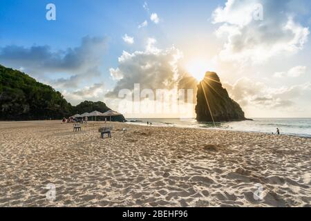 Schöner Sonnenuntergang am Strand Cacimba do Padre mit Blick auf den Dois Irmaos Hügel und türkisblaues Wasser, bei Fernando de Noronha, UNESCO-Weltkulturerbe Stockfoto