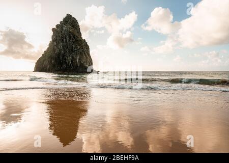 Schöner Sonnenuntergang am Strand Cacimba do Padre mit Blick auf den Dois Irmaos Hügel und türkisblaues Wasser, bei Fernando de Noronha, UNESCO-Weltkulturerbe Stockfoto