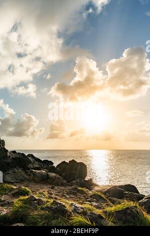 Schöner Sonnenuntergang am Strand von Cacimba do Padre, Fernando de Noronha, UNESCO-Weltkulturerbe, Pernambuco, Brasilien, Juli 2019 Stockfoto