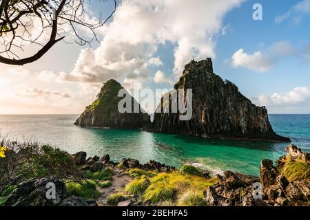 Schöner Sonnenuntergang am Strand Cacimba do Padre mit Blick auf den Dois Irmaos Hügel und türkisblaues Wasser, bei Fernando de Noronha, UNESCO-Weltkulturerbe Stockfoto