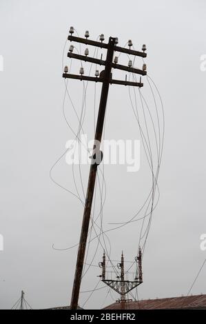 Gebrochene Pole und verlassene Bahnschilder in Argentinien Stockfoto