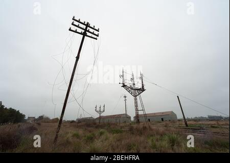 Gebrochene Pole und verlassene Bahnschilder in Argentinien Stockfoto