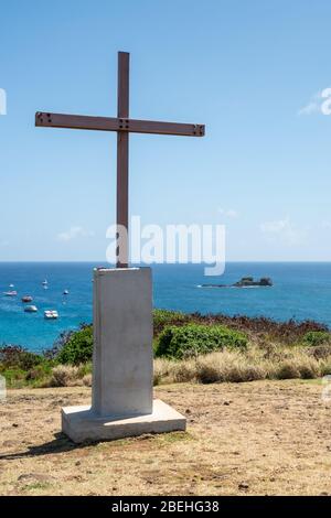 Die schöne Aussicht auf das Kreuz in der Nähe von Capela de Sao Pedro dos Pescadores bei Fernando de Noronha, ein UNESCO-Weltkulturerbe, Pernambuco, Brasilien, Juli Stockfoto