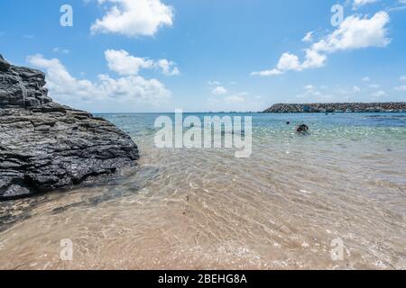 Schöne Aussicht auf Felsen und das klare Wasser von Porto de Santo Antonio bei Fernando de Noronha, ein UNESCO-Weltkulturerbe, Pernambuco, Brasilien, 2. Juli Stockfoto