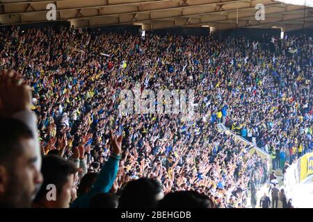 Ankara/Türkei - 05.03.2017 :riesige Menschenmenge von Fußballfans, die ihre Hände heben Stockfoto