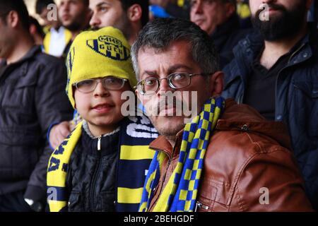 Ankara/Türkei - 05.03.2017 : glücklicher Vater und Sohn, der im Stadion Fußballschals trägt und auf Kamera schaut Stockfoto