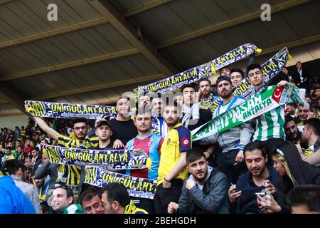 Ankara/Türkei - 05.03.2017 :EINE Gruppe junger türkischer Fußballfans, die Mannschaftstücher in Tribüne halten Stockfoto