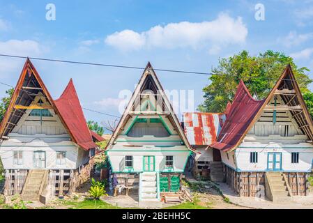 Batak traditionelles Haus Fassade traditionelles Dorf Vorderansicht am Lake Toba, berühmte Reiseziel in Sumatra, Indonesien. Stockfoto